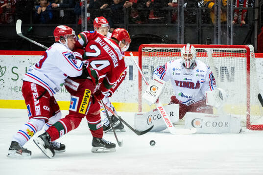 MoDos Erik Walli Walterholm gör 6-1 på Timrås målvakt