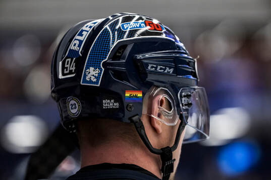 Växjös hjälm med pride sticker