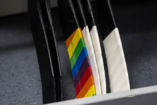 Pride tejpad klubba innan ishockeymatchen i SHL mellan