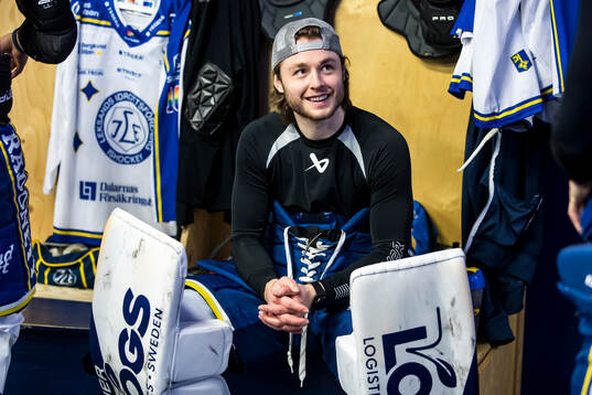 Leksands målvakt Filip Larsson innan ishockeymatchen i SHL