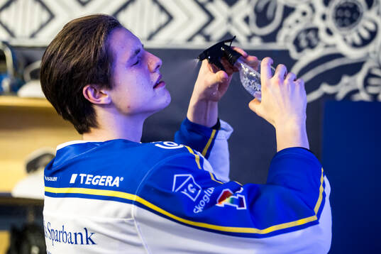 Leksands Anton Johansson innan ishockeymatchen i SHL mellan