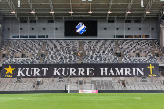 Banderoll för att hedra Kurt Kurre Hamrin innan