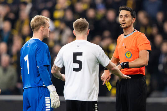 Örebros målvakt Malte Påhlsson och Jesper Modig tarar