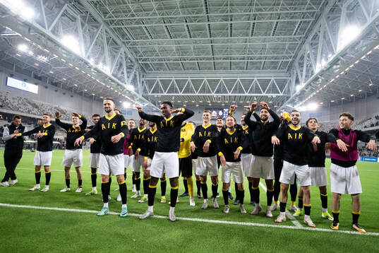 AIKs spelare jublar