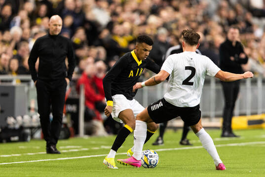 AIKs Rui Modesto och Örebros <öe2<under fotbollsmatchen i
