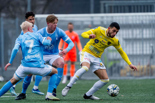 Falkenbergs FFs Leornardo Farah Shahin och Malmö FFs Otto