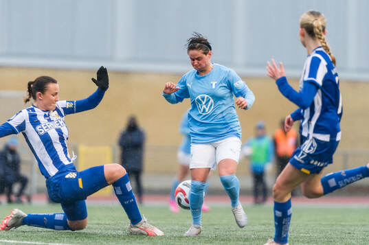 Malmö FFs Ema Paljevic och IFK Göteborgs Evelina Persson