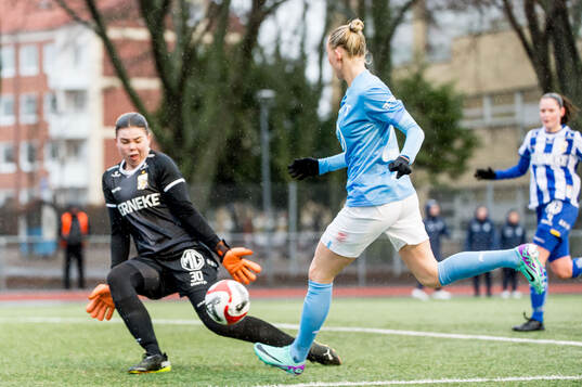 IFK Göteborgs målvakt Lisa Hall och Malmö FFs Beatrice