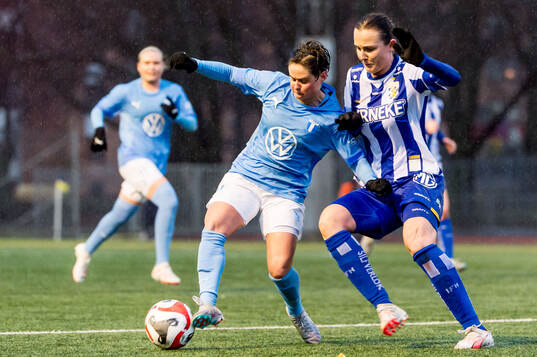 Malmö FFs Ema Paljevic och IFK Göteborgs Evelina Persson