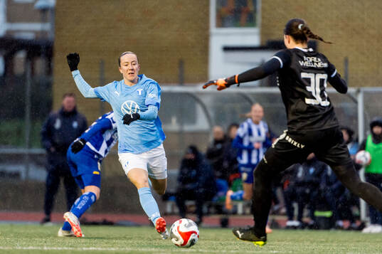 Malmö FFs Anna Plantin och IFK Göteborgs målvakt Lisa