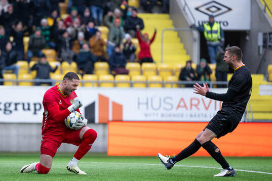 GAISs målvakt Mergim Krasniqi och Axel Noren jublar