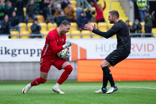 GAISs målvakt Mergim Krasniqi och Axel Noren jublar