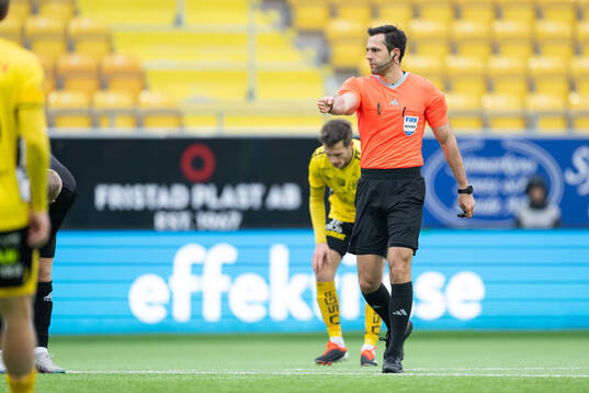 Domare Granit Maqedonci pekar på straffpunkten