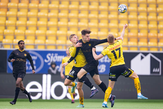 Elfsborgs Gottfrid Rapp och Per Frick imkamp med GAISs Anes