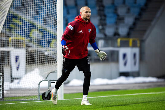 IFK Norrköpings målvakt Oscar Jansson på uppvärmningen
