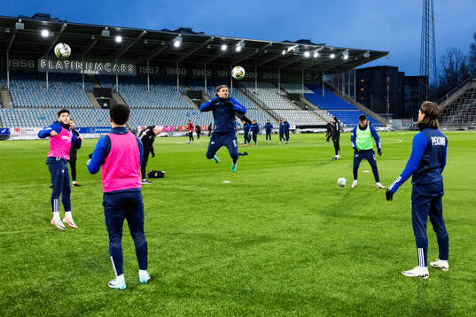 IFK Norrköpings spelare på uppvärmningen