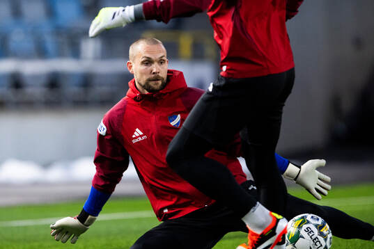 IFK Norrköpings målvakt Oscar Jansson på uppvärmningen
