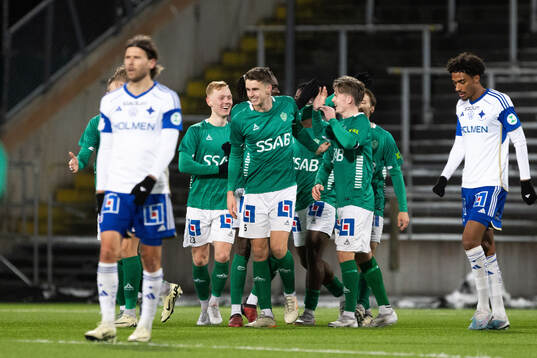 Brages Johan Arvidsson jublar med lagkamrater
