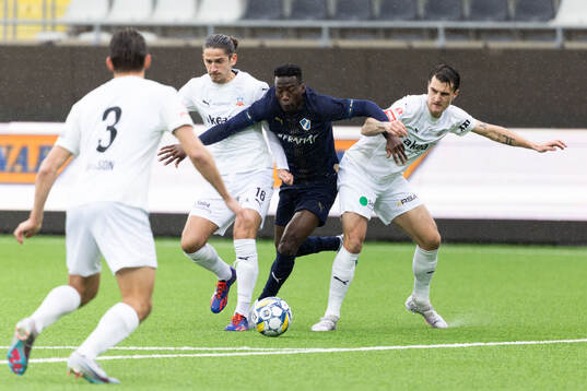 Helsingborgs Ervin Gigovic och Jon Birkfeldt mot Halmstads