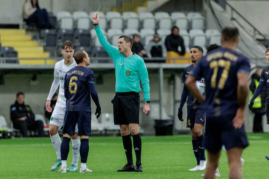 Halmstads Joel Allansson får gult kort av domare Magnus