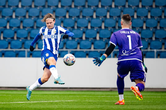 IFK Göteborgs Oscar Pettersson och Nordic Uniteds målvakt
