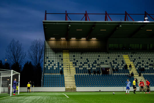 IFK Göteborgs Linus Carlstrand inväntar straffspark mot