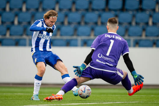 IFK Göteborgs Oscar Pettersson och Nordic Uniteds målvakt