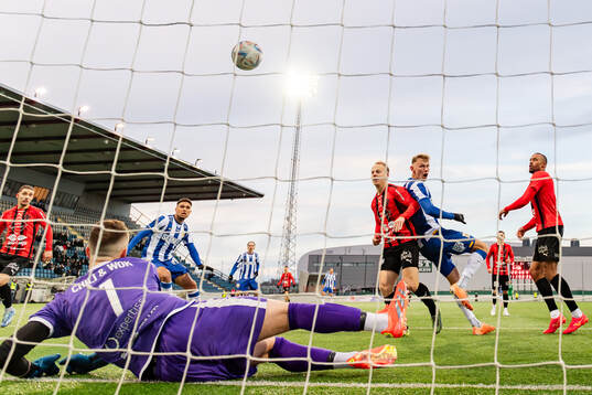 IFK Göteborgs Thomas Santos gör 2-2 bakom målvakt Angelo