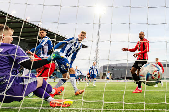 IFK Göteborgs Thomas Santos gör 2-2 bakom målvakt Angelo