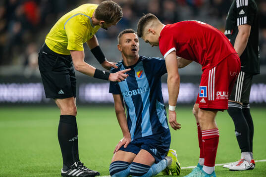 Domare Glenn Nyberg i samtal med  Djurgårdens Haris
