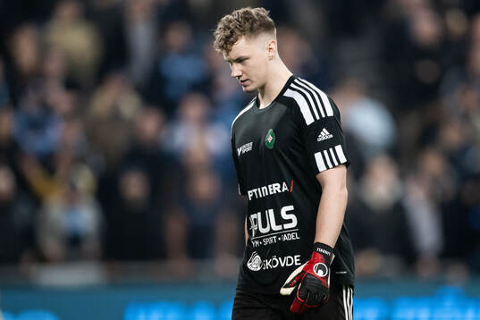 Skövde AIKs målvakt Otto Lindell deppar