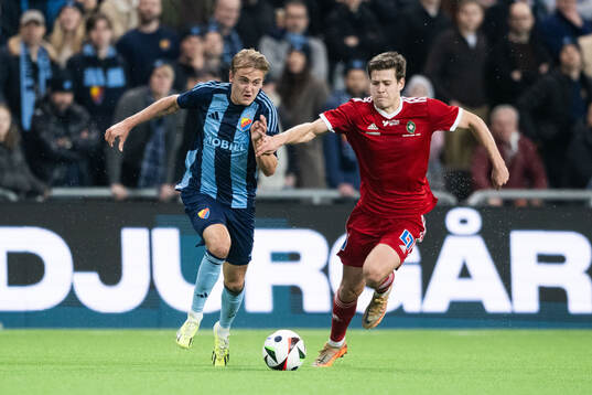 Djurgårdens Oskar Fallenius och Skövde AIKs Žiga Ovsenek