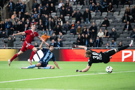 Djurgårdens Deniz Hummet mot Skövde AIKs Filip Schyberg
