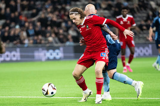 uSkövde AIKs Adrian Zendelovski nder fotbollsmatchen i