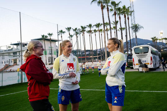 Assistant coach Victoria Sandell, Hanna Lundkvist and