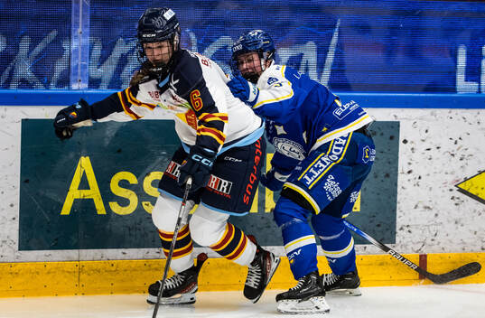Djurgårdens Linda Vocetkova och Leksands Nathalie Lidman