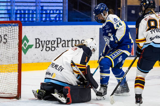 Djurgårdens målvakt Lia Leiderö Palmlöv och Leksands