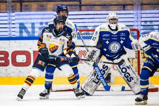 Djurgårdens Tereza Plosova och Leksands Ida Press framför