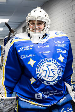 Leksands målvakt Ellen Jonsson innan ishockeymatchen i