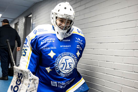 Leksands målvakt Emma Polusny innan ishockeymatchen i SDHL