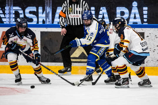 Djurgårdens Hana Haasova och Leksands Autumn Macdougall