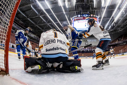 Djurgårdens målvakt Lia Leiderö Palmlöv och Leksands
