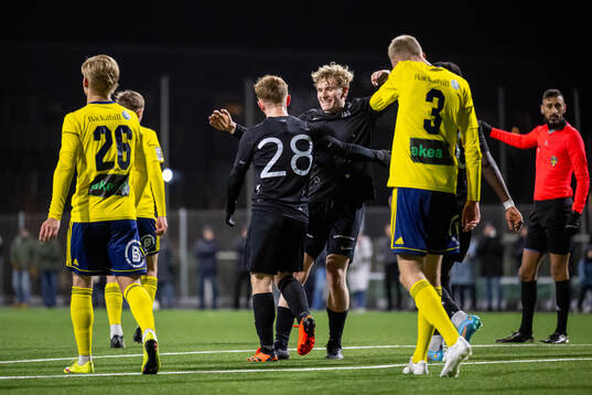Landskrona BOISs Sam Hegdal jublar med Gustaf Westström