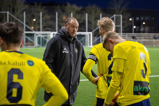 Ängelholms tränare Andreas Granqvist i samtal med Filip
