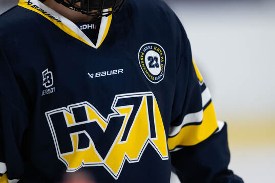 HV71s spelare med tröjor för att hedra Sanni Hakala