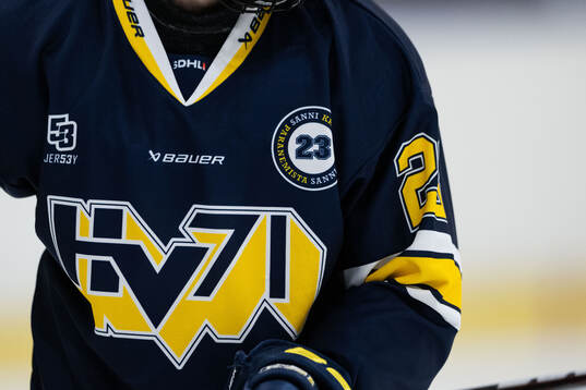 HV71s spelare med tröjor för att hedra Sanni Hakala