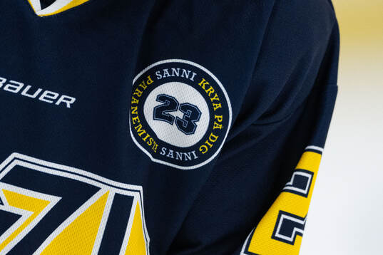 HV71s spelare med tröjor för att hedra Sanni Hakala