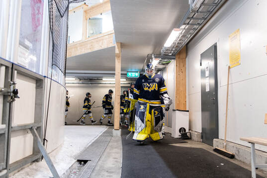 HV71s spelare med tröjor för att hedra Sanni Hakala