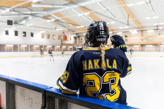 HV71s spelare med tröjor för att hedra Sanni Hakala