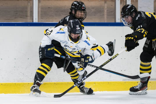 AIKs Alva Hellqvist och HV71s Kiira Yrjänen och AIKs